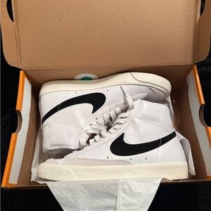 Nike White and Black Women's Sneakers